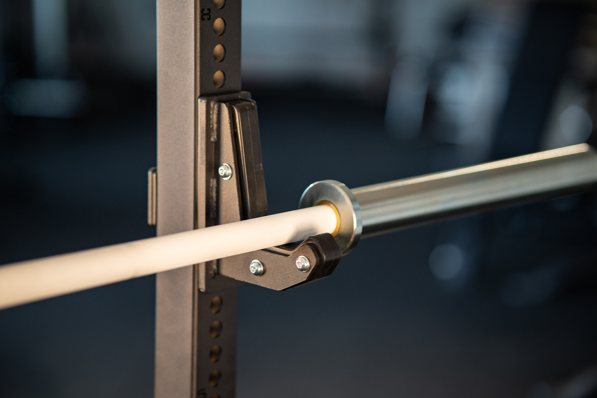 Sqmize-Sep-68 SQMIZE® PREMIUM BISON Powerlifting Bar Manufaktur Edition Stormtrooper White