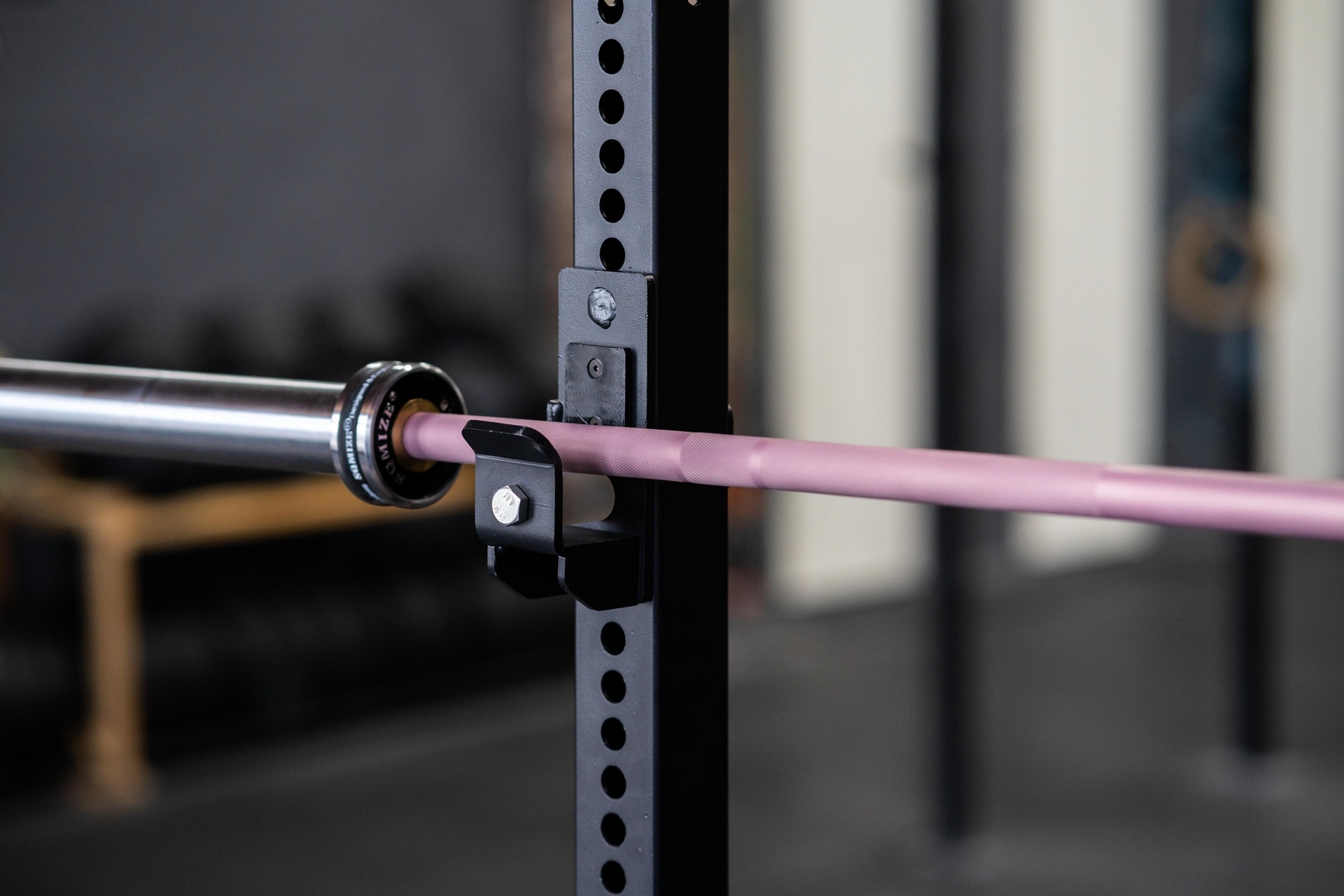 Sqmize-Langhantel-Part-2-102 SQMIZE® PREMIUM BISON Hybrid Langhantel Manufaktur Edition Pink Champagne, 201 cm