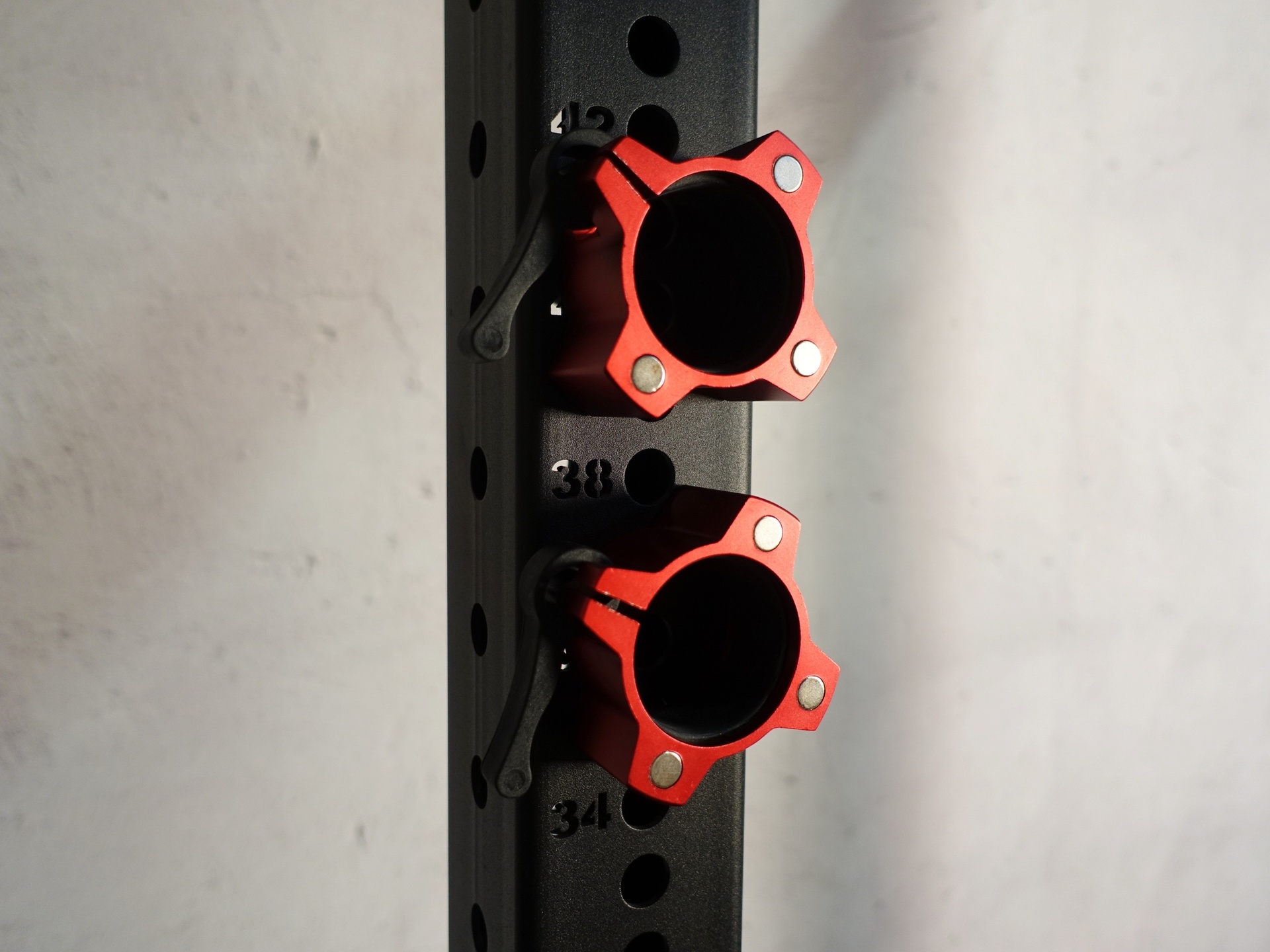 DSC02522 Premium Hantelverschluss 50 mm SQMIZE® OC14 Alu Magnetic Red